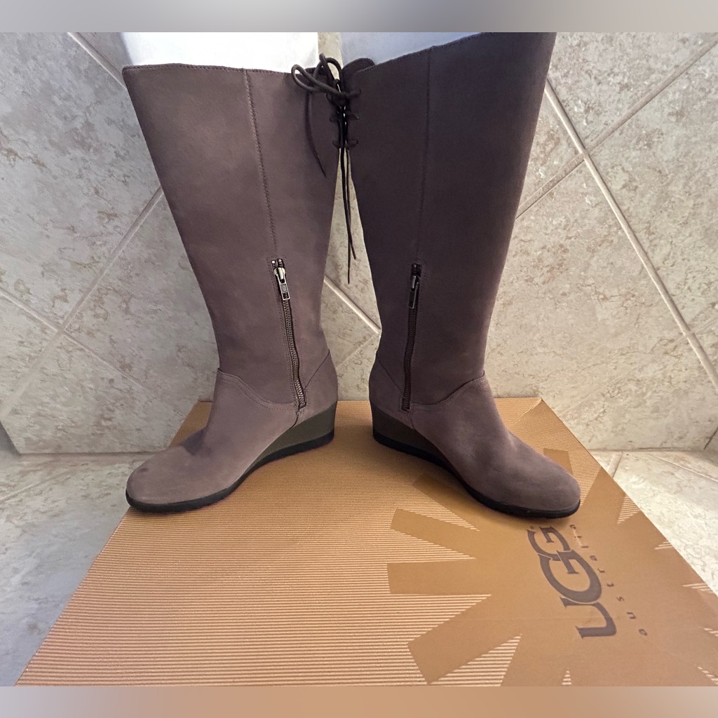 Light Grey Suede Uggs Wedged Size 7